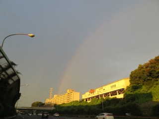 東名に虹がかかる