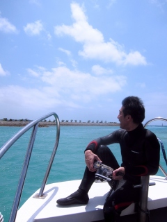 船首で風を浴びて。＠沖縄ダイビング