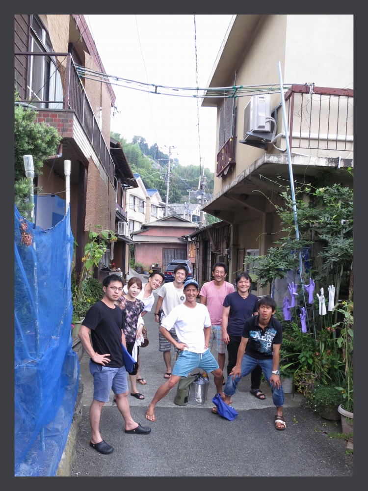 江之浦港の名店「一吉丸」への路地にて