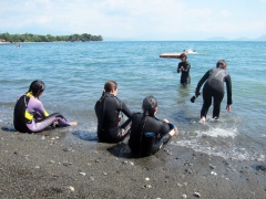 ウエットスーツ装着＠大瀬崎海水浴場