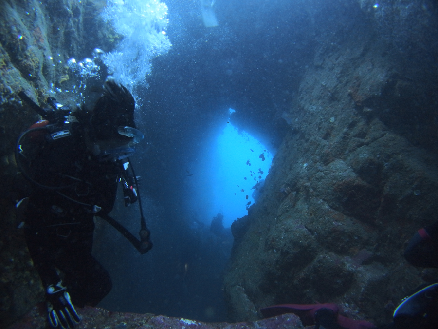 波勝碕の水中洞窟