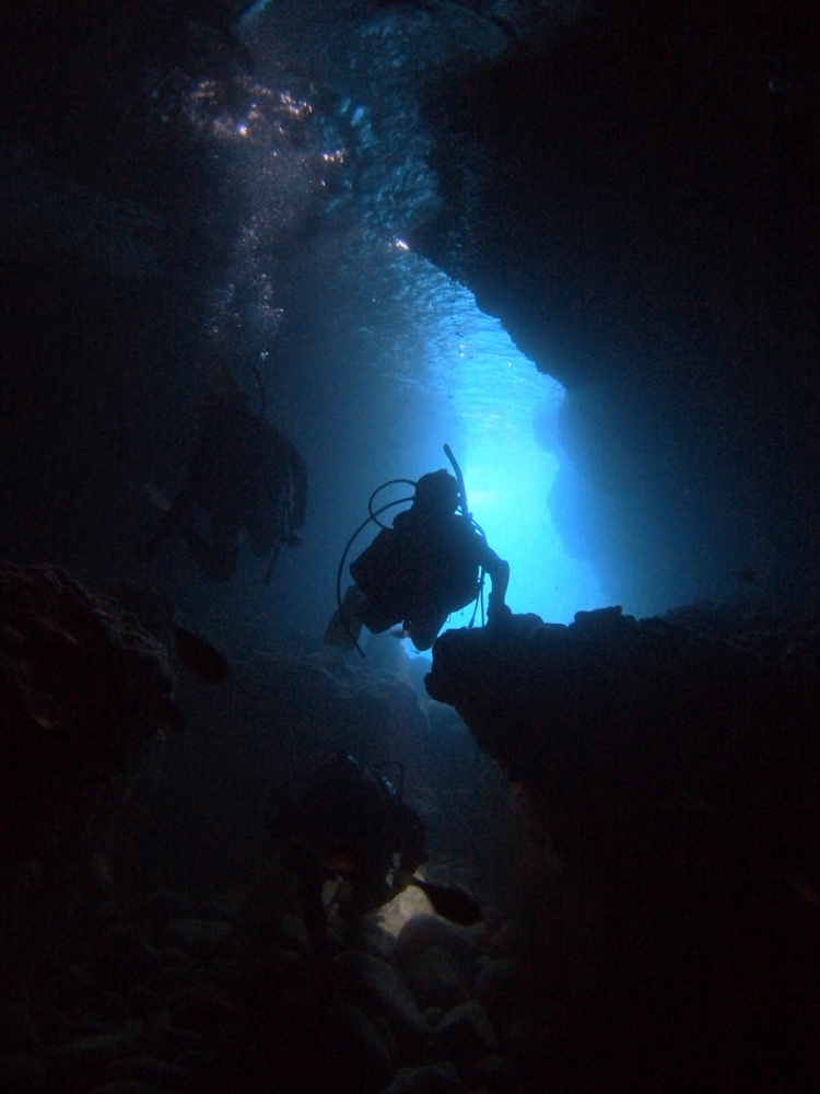 海底洞窟へ潜入