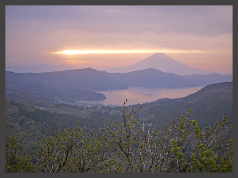 雲海の狭間から太陽が富士を照らし芦ノ湖は富士を映す