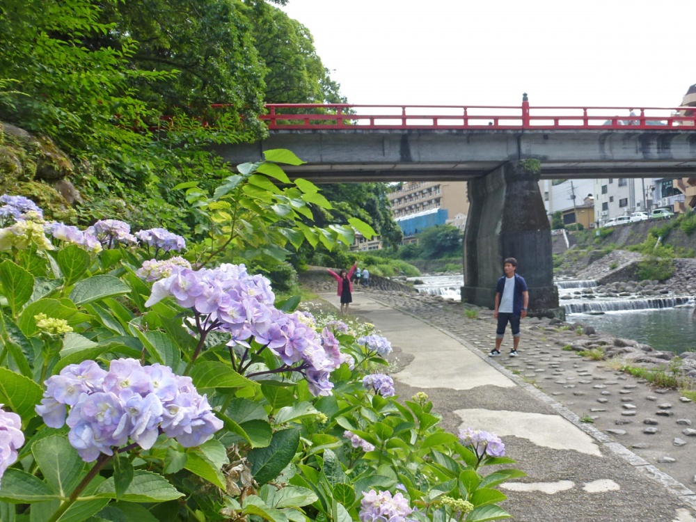 箱根の河原で記念撮影