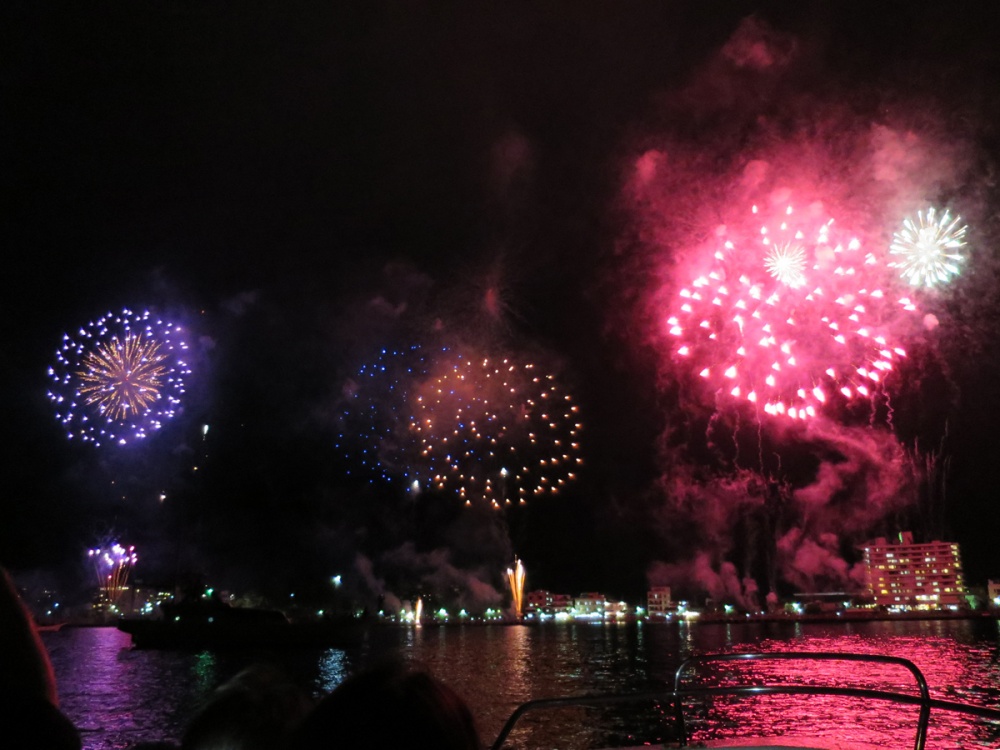 海面に写る花火もきれい