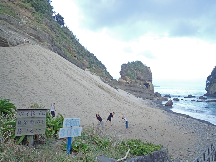 下田の田牛浜　天然の砂だまりは傾斜30°