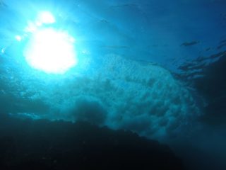 水面で波が崩れる