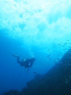 波が崩れる水面と