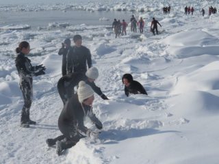 雪で遊ぶみんな