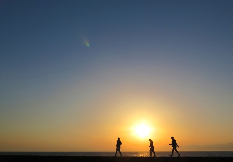 夕陽の中の3人