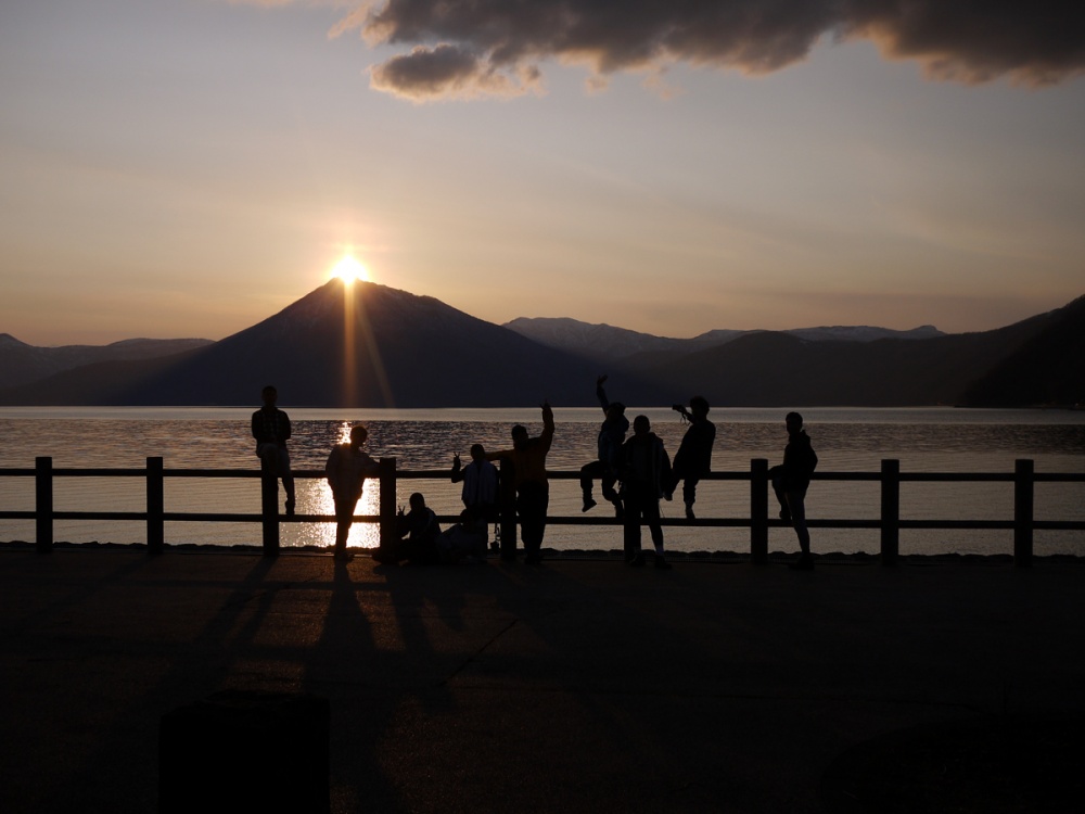 支笏湖と恵庭岳に沈む太陽