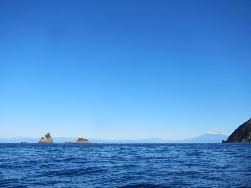 積雪の富士山と田子島