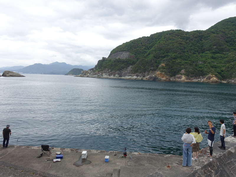 5人と釣り人