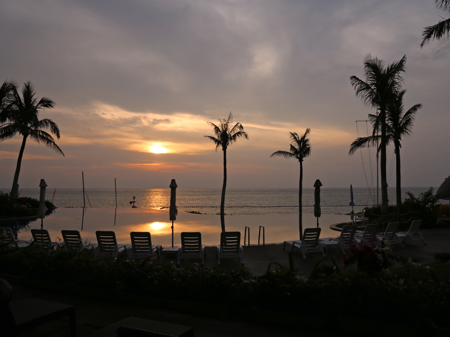 ムーンビーチに暮れる夕日