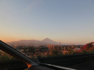 夕陽の中の富士山