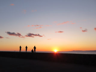 男だけで夕陽を