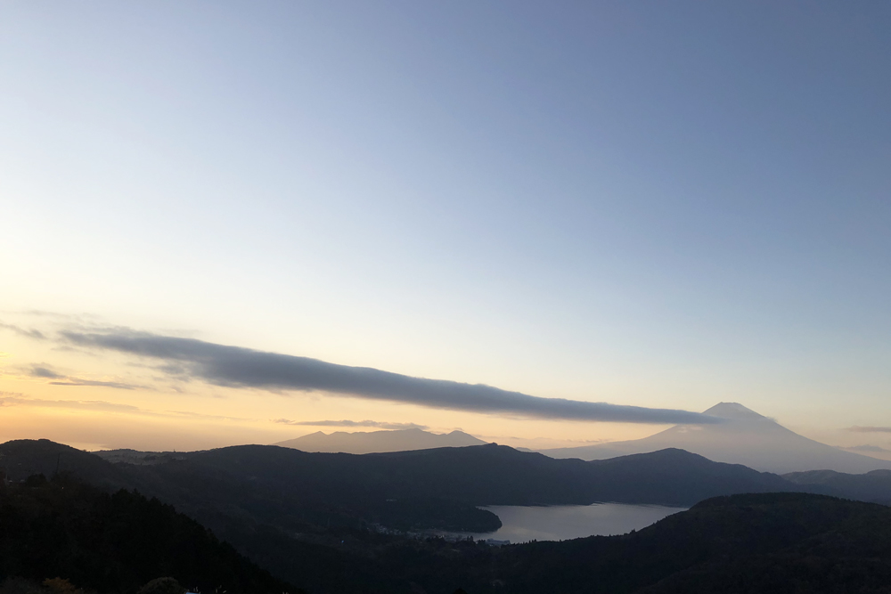 夕暮れ時の富士と芦ノ湖