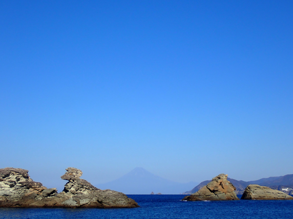 牛着岩と富士山と田子島