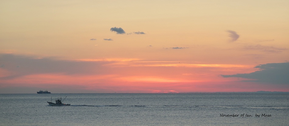夕焼けと海・伊豆の陸上風景写真