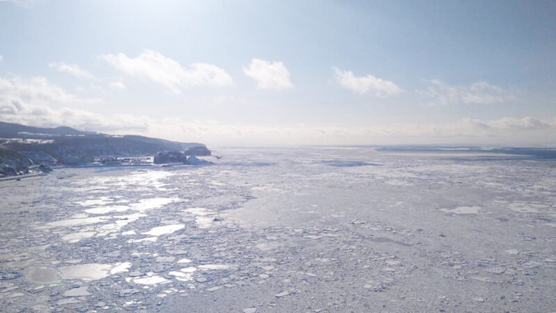 知床半島を覆う流氷の海原
