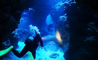 水中地形・洞窟＠久米島ダイビングツアー