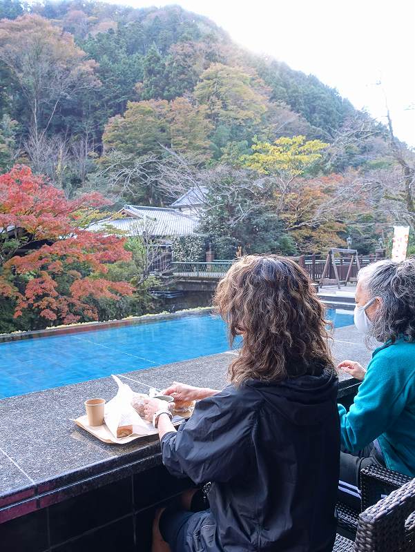 紅葉と足湯＠東府やベーカリー